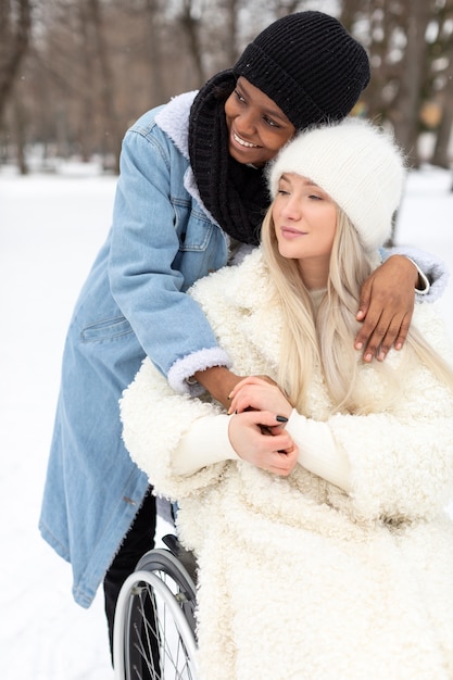 Medium shot smiley dames winterseizoen