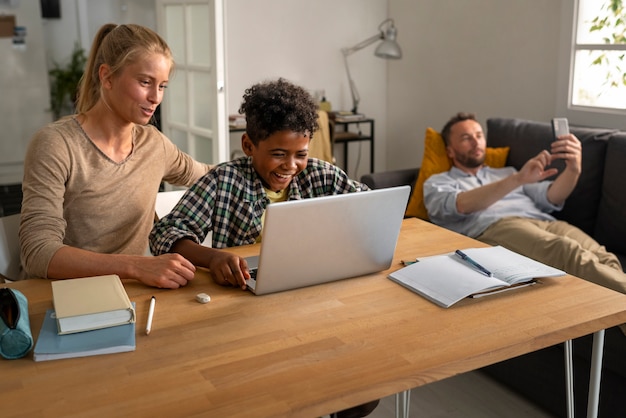 Gratis foto medium shot smiley kind met laptop