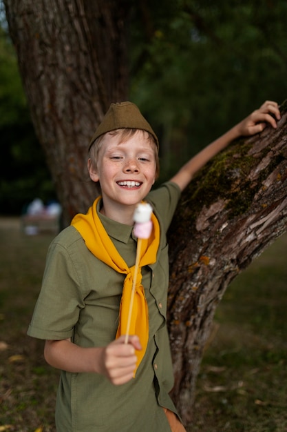 Gratis foto medium shot smiley kind met marshmallows