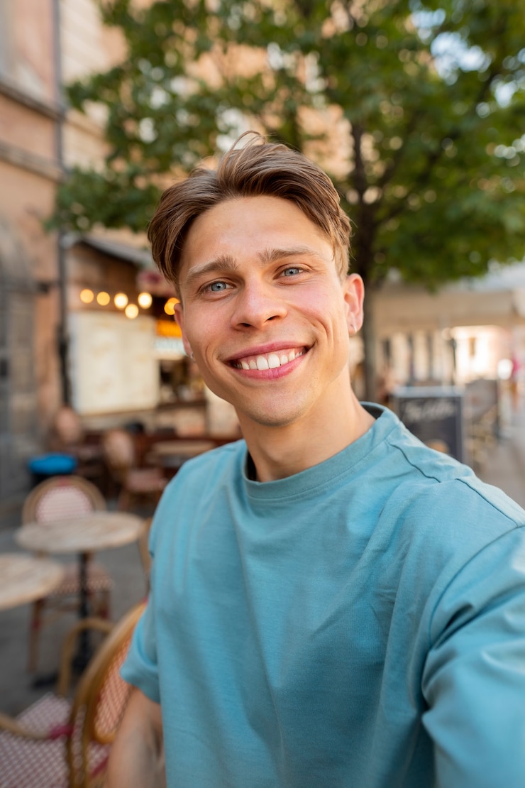 Gratis Foto medium shot smiley man die buiten poseert