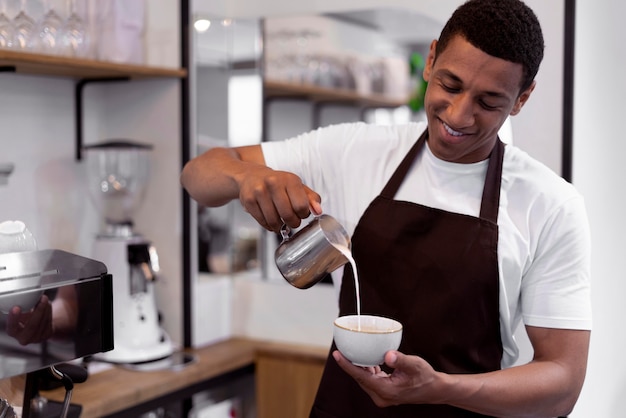 Medium shot smiley man die koffie maakt