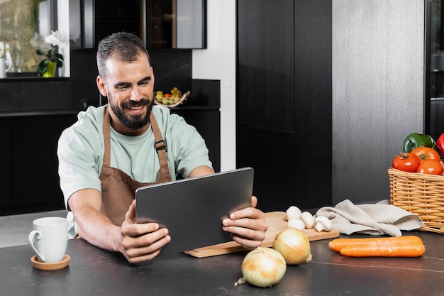 Gratis foto medium shot smiley man in keuken