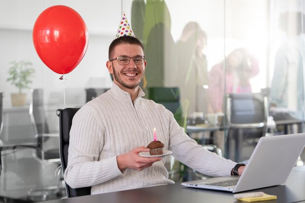 Medium shot smiley man met cupcake