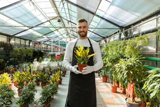 Medium shot smiley man met plant