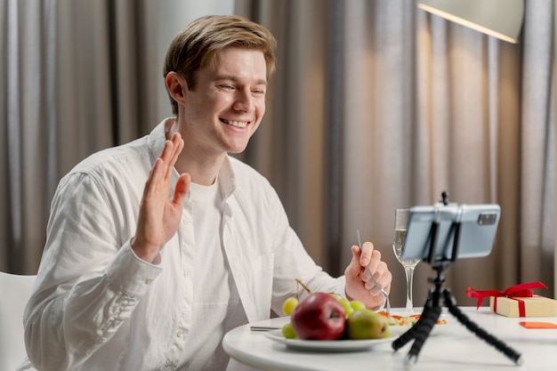 Medium shot smiley man met smartphone