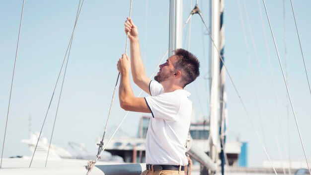 Medium shot smiley man op boot