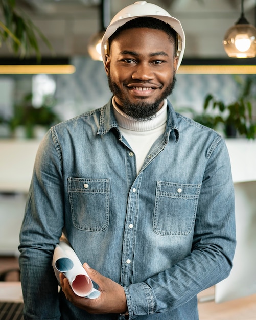 Gratis foto medium shot smiley man poseren met helm