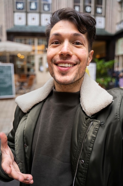 Gratis foto medium shot smiley man poseren