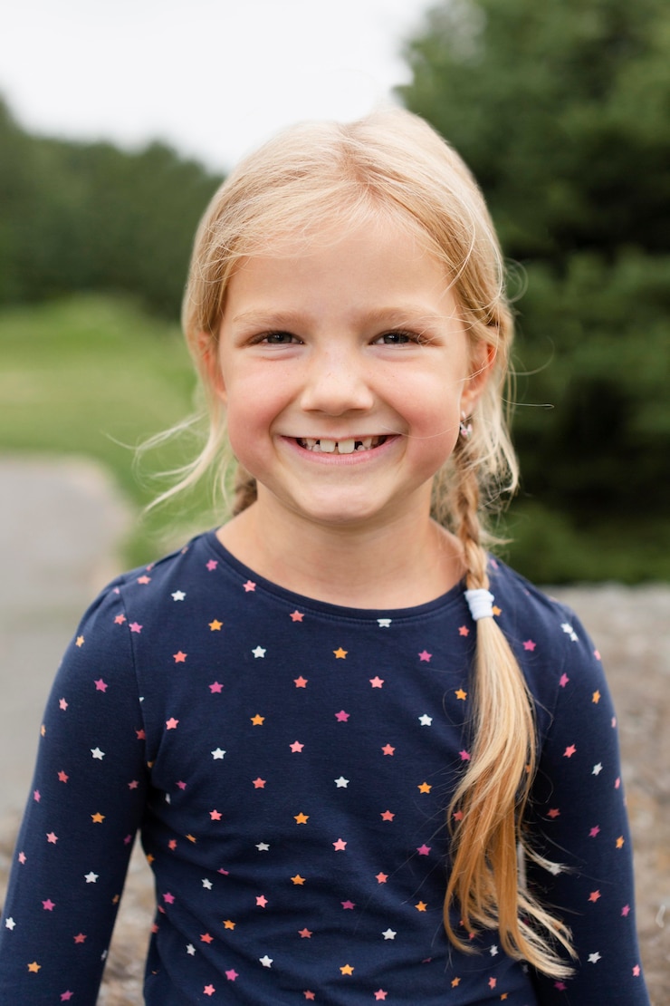 Gratis Foto medium shot smiley meisje in de natuur