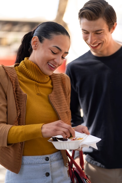 Gratis foto medium shot smiley mensen met eten