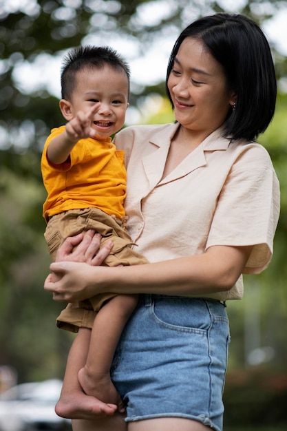 Gratis foto medium shot smiley moeder met baby