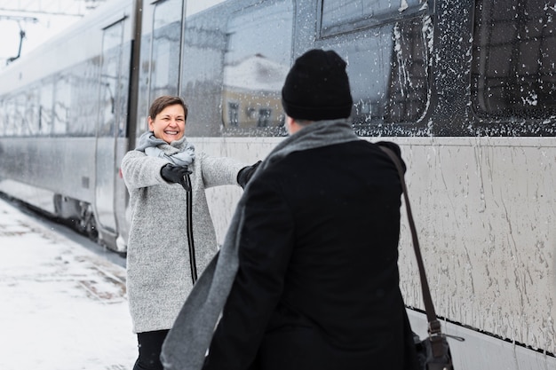 Medium shot smiley paar winterseizoen