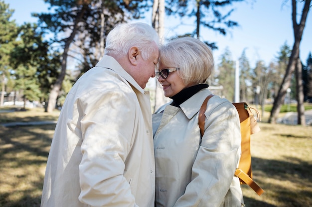 Medium shot smiley senior mensen buitenshuis