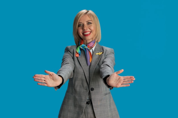 Medium shot smiley stewardess poseren