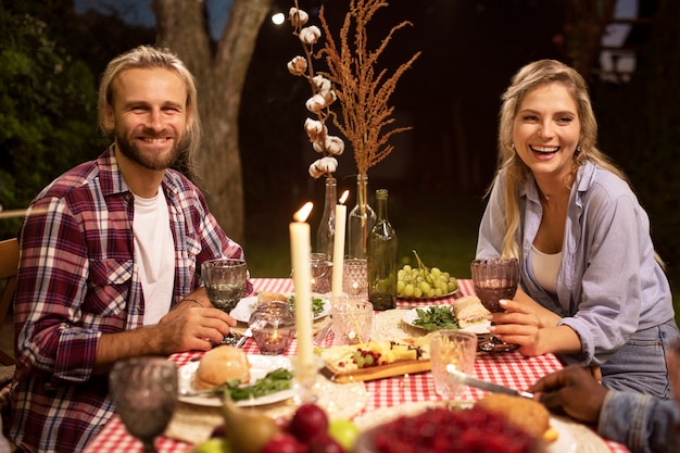 Gratis foto medium shot smiley-vrienden aan tafel