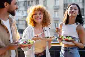 Gratis foto medium shot smiley vrienden met eten