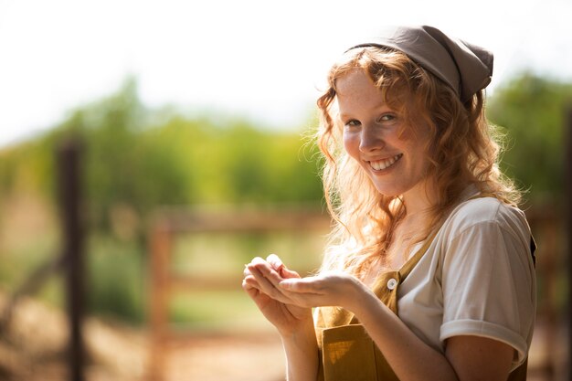 Medium shot smiley vrouw buitenshuis