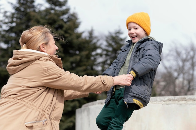 Gratis foto medium shot smiley vrouw en kind