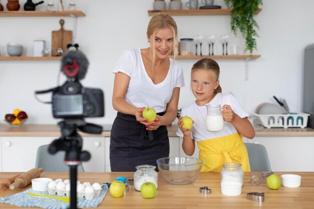 Medium shot smiley vrouw en meisje opname