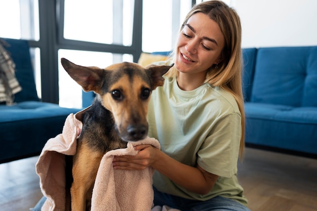 Medium shot smiley vrouw en schattige hond