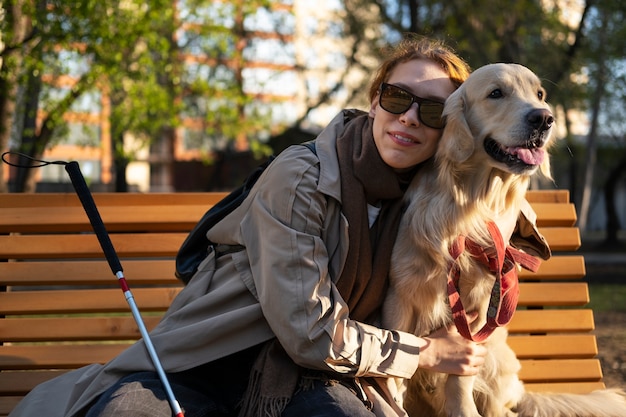 Gratis foto medium shot smiley vrouw knuffelen hond