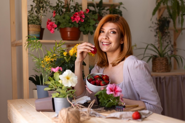 Medium shot smiley vrouw met aardbeien