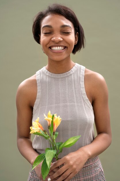 Medium shot smiley vrouw met bloem