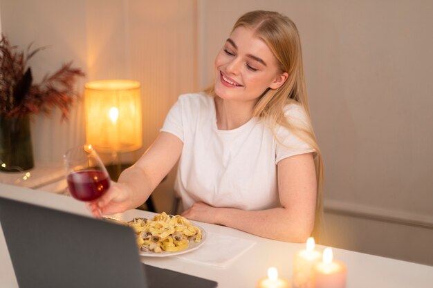 Medium shot smiley vrouw met eten