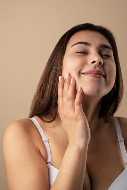 Medium shot smiley vrouw met gehydrateerde huid