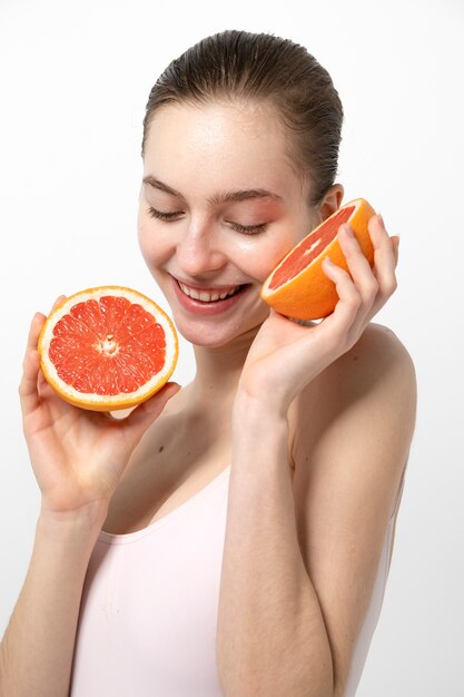 Medium shot smiley vrouw met grapefruits