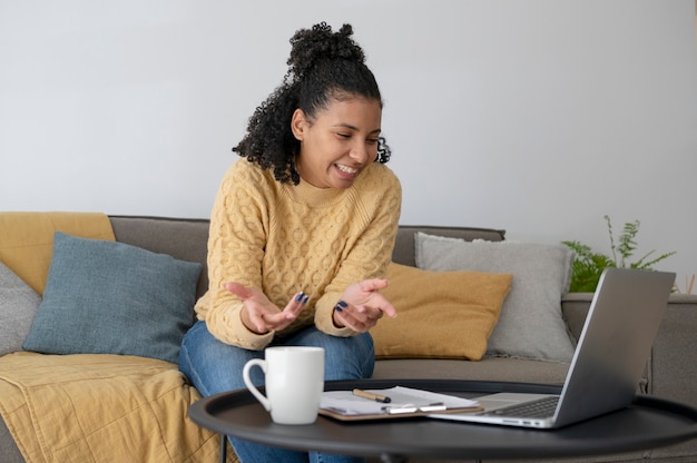 Medium shot smiley vrouw met laptop