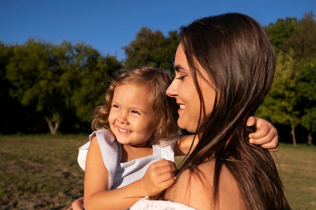 Gratis foto medium shot smiley vrouw met meisje