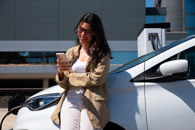 Medium shot smiley vrouw met smartphone