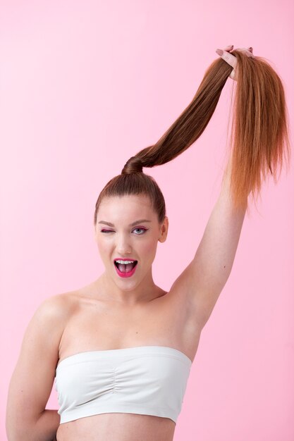 Medium shot smiley vrouw poseren met haar omhoog