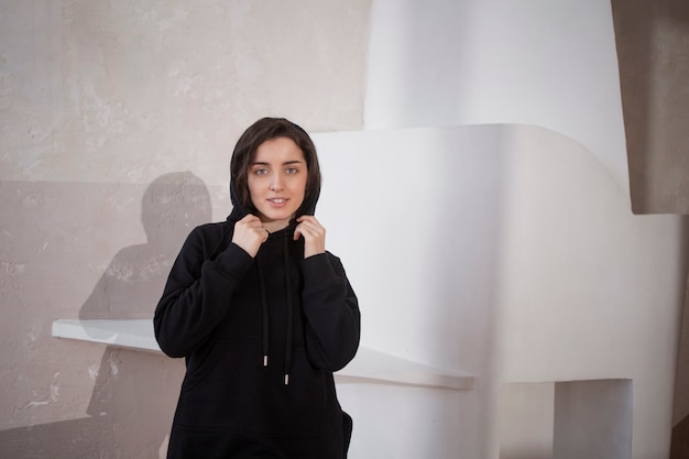 Gratis foto medium shot smiley vrouw poseren met hoodie