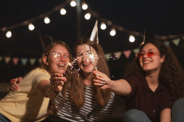 Medium shot smiley vrouwen met vuurwerk