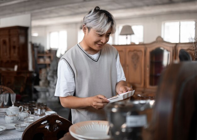 Medium shot smileyman bij kringloopwinkel