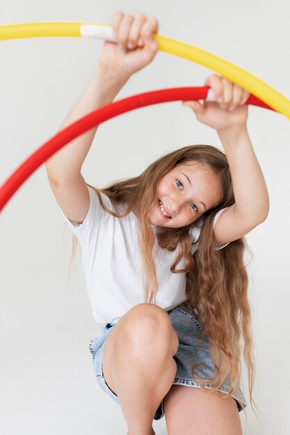 Gratis foto medium shot smileymeisje met cirkels