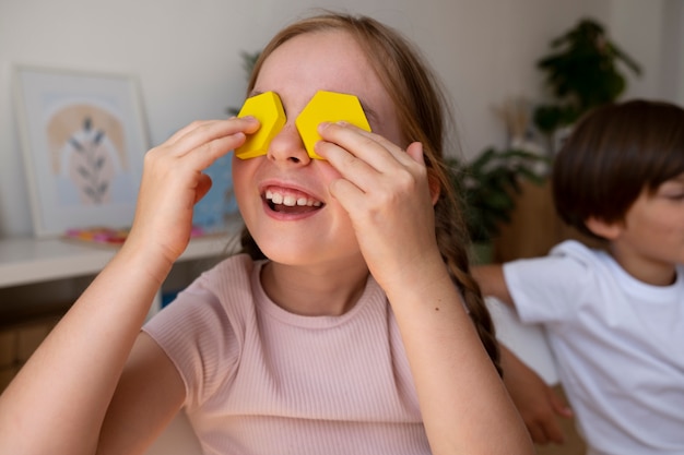 Medium shot smileymeisje met puzzelstukjes