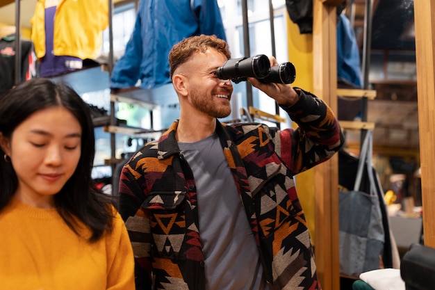 Gratis foto medium shot smileymensen die aan het zuinig zijn