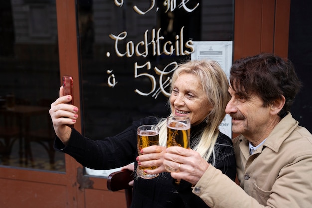 Medium shot smileymensen die selfie maken