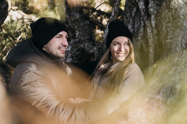 Medium shot smileypaar in de natuur