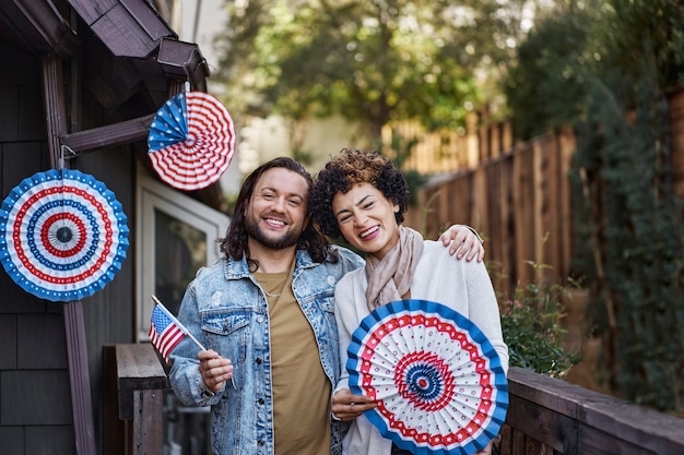 Gratis foto medium shot smileypaar met amerikaanse vlag