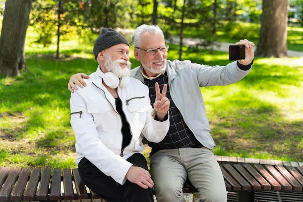 Medium shot smileyvrienden die selfies maken