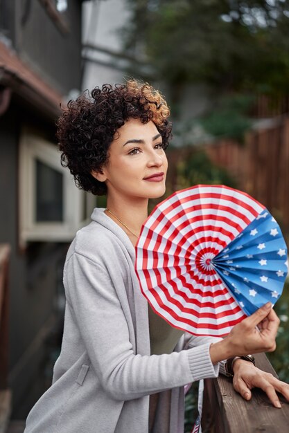 Medium shot smileyvrouw die 4 juli viert