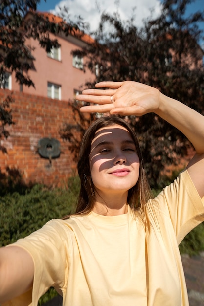 Medium shot smileyvrouw die buiten poseert