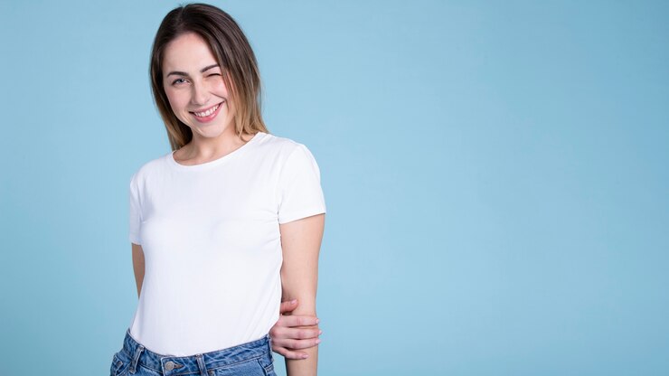 Gratis Foto medium shot smileyvrouw die een leeg shirt draagt