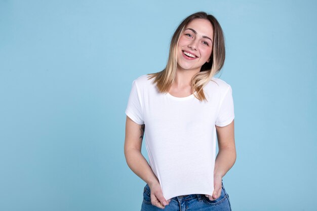 Medium shot smileyvrouw die een leeg shirt draagt