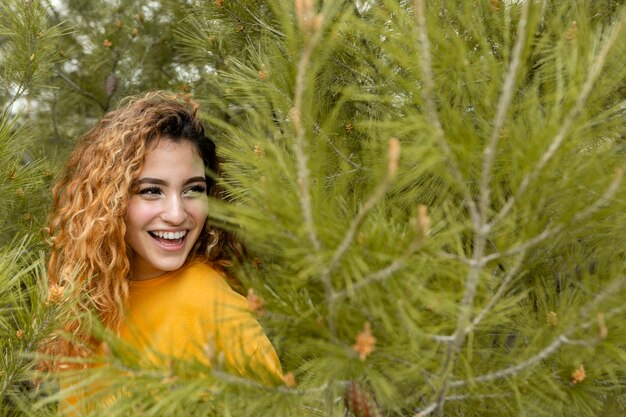 Medium shot smileyvrouw in de natuur