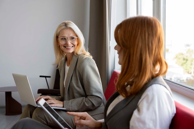 Medium shot smileyvrouwen die samenwerken